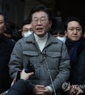 Main opposition Democratic Party leader Lee Jae-myung speaks to reporters during a visit to a traditional market in western Seoul on Jan. 18, 2023. (Pool photo) (Yonhap)