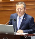 Interior Minister Lee Sang-min answers a lawmaker's question at a parliamentary interpellation session held at the National Assembly in western Seoul on Feb. 6, 2023. (Yonhap)