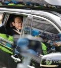 Democratic Party Chair Lee Jae-myung waves to supporters as he heads to the Seoul Central Prosecutors Office in southern Seoul on Feb. 10, 2023, for questioning in a development corruption investigation. (Yonhap)