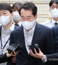 Kang Rae-gu (C), a sitting member of the audit committee for the state water agency K-water, heads to a hearing at the Seoul Central District Court in southern Seoul on April 21, 2023. (Yonhap)