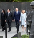 South Korean President Yoon Suk Yeol (2nd from L), U.S. President Joe Biden (2nd from R), South Korean first lady Kim Keon Hee (L) and U.S. first lady Jill Biden walk alongside each other at the Korean War Veterans Memorial in Washington on April 25, 2023. (Yonhap)