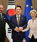 South Korea's President Yoon Suk Yeol poses for a photo with Charles Michel, President of the European Council, and Ursula von der Leyen, President of the European Commission, during their meeting at the Presidential Office in Seoul, South Korea, May 22, 2023. Jung Yeon-Je/Pool via REUTERS