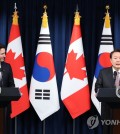 South Korean President Yoon Suk Yeol (R) and Canadian Prime Minister Justin Trudeau hold a joint press conference after their summit at the presidential office in Seoul on May 17, 2023. (Yonhap)