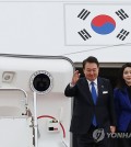 President Yoon Suk Yeol (L) and first lady Kim Keon Hee exit Air Force One after arriving at Hiroshima Airport in Hiroshima, Japan, on May 19, 2023. (Yonhap)