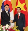 South Korea's President Yoon Suk Yeol shakes hands with Vietnam's President Vo Van Thuong during their meeting at the Presidential Palace in Hanoi, Vietnam, June 23, 2023. Yonhap via REUTERS ATTENTION EDITORS - THIS IMAGE HAS BEEN SUPPLIED BY A THIRD PARTY. SOUTH KOREA OUT. NO RESALES. NO ARCHIVE.