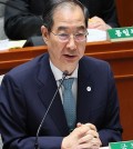 Prime Minister Han Duck-soo speaks during a parliamentary session on Aug. 30, 2023. (Yonhap)