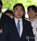 Rep. Youn Kwan-suk (C) appears for a court hearing at the Seoul Central District Court on Aug. 4, 2023. (Yonhap)