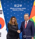 South Korea's Foreign Minister Park Jin (R) shakes hands with his Bissau-Guinean counterpart, Suzi Carla Barbosa, prior to their talks at the foreign ministry in Seoul on Aug. 7, 2023. (Yonhap)