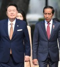 South Korean President Yoon Suk-yeol and Indonesian President Joko Widodo walk, as they meet at the Presidential Palace in Jakarta, Indonesia, September 8, 2023, in this photo taken by Antara Foto. Antara Foto/Hafidz Mubarak A/ via REUTERS ATTENTION EDITORS - THIS IMAGE HAS BEEN SUPPLIED BY A THIRD PARTY. MANDATORY CREDIT. INDONESIA OUT. NO COMMERCIAL OR EDITORIAL SALES IN INDONESIA.