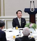 President Yoon Suk Yeol hosts a luncheon meeting with Korean survivors of the 1945 atomic bombing in Hiroshima at Cheong Wa Dae's Yeongbin-gwan guesthouse on Sept. 29, 2023. (Yonhap)