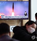 This file photo, taken Aug. 31, 2023, shows a news report on North Korea's launches of two short-range ballistic missiles the previous day being aired at Seoul Station in central Seoul. (Yonhap)