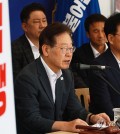 Lee Jae-myung (L), leader of the main opposition Democratic Party, speaks during a meeting of the party's Supreme Council at a tent in front of the National Assembly in Seoul on Sept. 6, 2023, as he stages a hunger strike for the seventh day in a row. (Yonhap)