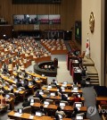 A screen installed inside the plenary chamber of the National Assembly in Seoul shows the results of a vote on a motion calling for the dismissal of Prime Minister Han Duck-soo on Sept. 21, 2023. (Yonhap)