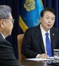 President Yoon Suk Yeol (R) speaks during an emergency meeting convened to discuss the economic and security impact of the Israeli-Palestinian war, at the presidential office in Seoul on Oct. 11, 2023. (Pool photo) (Yonhap)