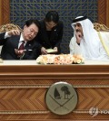 South Korean President Yoon Suk Yeol (L) and Qatari Emir Sheikh Tamim bin Hamad Al Thani (R) attend an MOU signing ceremony at the Amiri Diwan, the emir's office, in Doha on Oct. 25, 2023. (Yonhap)