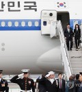 South Korean President Yoon Suk Yeol and first lady Kim Keon Hee disembark the presidential plane after arriving at San Francisco International Airport on Nov. 15, 2023. (Yonhap)