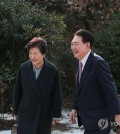 Yoon, ex-President Park meet over lunch at presidential residence