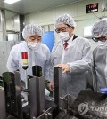 This photo, provided by the Korea Customs Service, shows agency chief Ko Kwang-hyo (C) visiting a dried seaweed processing factory in Mokpo, South Jeolla Province. (PHOTO NOT FOR SALE) (Yonhap)