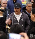 Kim Ha-seong of the San Diego Padres (C) signs autographs at Incheon International Airport, west of Seoul, on March 15, 2024, after arriving from the United States to prepare for Major League Baseball's Seoul Series. (Yonhap)