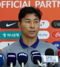 Kim Do-hoon, caretaker manager for the South Korean men's national football team, speaks to reporters at Incheon International Airport, west of Seoul, on June 7, 2024, after returning from Singapore following a 7-0 win over Singapore in a World Cup qualifying match. (Yonhap)