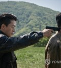 This photo provided by Plus M Entertainment shows actors Koo Kyo-hwan (L) and Lee Je-hoon as Hyun-sang and Gyu-nam, respectively, in the Korean action-drama film "Escape." (PHOTO NOT FOR SALE) (Yonhap)