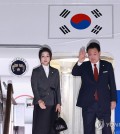 President Yoon Suk Yeol (R) and first lady Kim Keon Hee board a plane at Seoul Air Base in Seongnam, south of Seoul, on July 8, 2024, to embark on a trip to the United States. (Yonhap)