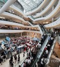 A shopping mall in Seoul is crowded amid sweltering weather on Aug. 7, 2024. (Yonhap)