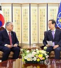 Prime Minister Han Duck-soo (R) meets Enrique Manalo, the Philippines' secretary for foreign affairs, at the government complex in central Seoul on Aug. 7, 2024, in this photo provided by Han's office. (PHOTO NOT FOR SALE) (Yonhap)