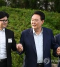 President Yoon Suk Yeol (C) poses for a photo with Han Dong-hoon (L), the leader of the ruling People Power Party (PPP), and PPP floor leader Choo Kyung-ho during their dinner meeting at the presidential office in Seoul on July 24, 2024, in this file photo provided by Yoon's office. (PHOTO NOT FOR SALE) (Yonhap)