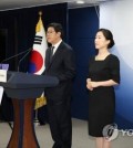 Noh Yun-hong (L), who heads a presidential committee on medical reform, speaks during a briefing in Seoul on Aug. 30, 2024. (Yonhap)