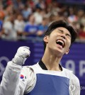 Park Tae-joon of South Korea celebrates his win over Gashim Magomedov of Azerbaijan in the final of the men's -58-kilogram taekwondo event at the Paris Olympics at Grand Palais in Paris on Aug. 7, 2024. (Yonhap)