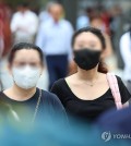 Pedestrians wear masks in Seoul on Aug. 19, 2024, amid the resurgence of COVID-19 infections in the country. (Yonhap)