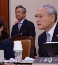 Yu In-chon (R), minister of culture, sports and tourism, speaks during a plenary session for the Culture, Sports and Tourism Committee of the National Assembly in Seoul on Aug. 26, 2024. (Yonhap)