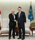 President Yoon Suk Yeol (R) shakes hands with Sen. Jack Reed, chairman of the U.S. Senate's armed services committee, during their meeting at the presidential office in Seoul on Aug. 26, 2024, in this photo provided by Yoon's office. (PHOTO NOT FOR SALE) (Yonhap)