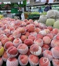 Fruits are on display at a major discount chain store in Seoul on Aug. 11, 2024. (Yonhap)