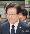 Lee Jae-myung, chair of the main opposition Democratic Party, speaks to reporters at the Seoul Central District Court on Sept. 20, 2024. (Yonhap)