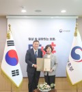 Veterans Minister Kang Jung-ai (R) and Ron Kim, a member of the New York State Assembly, pose for a photo at the ministry's office in Seoul on Sept. 30, 2024, in this photo provided by Kang's office. (PHOTO NOT FOR SALE) (Yonhap)