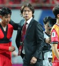 South Korea head coach Hong Myung-bo (C) pats captain Son Heung-min (L) on the head after South Korea's goalless draw with Palestine in the teams' Group B match in the third round of the Asian World Cup qualification at Seoul World Cup Stadium in Seoul on Sept. 5, 2024. (Yonhap)