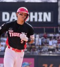 Kim Do-yeong of the Kia Tigers rounds the bases after hitting a home run against the KT Wiz during a Korea Baseball Organization regular-season game at KT Wiz Park in Suwon, Gyeonggi Province, on Sept. 16, 2024, in this photo provided by the Tigers. (PHOTO NOT FOR SALE) (Yonhap)