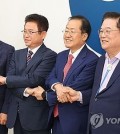 Daegu Mayor Hong Joon-pyo (2nd from R), North Gyeongsang Gov. Lee Cheol-woo (2nd from L), Minister of the Interior and Safety Lee Sang-min (L) and Woo Dong-gi, chairman of the Presidential Committee for Decentralization and Balanced Development, pose at the Seoul Government Complex on Oct. 21, 2024, after agreeing to merge Daegu and North Gyeongsang by July 2026. (Pool photo) (Yonhap)