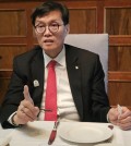 Bank of Korea Gov. Rhee Chang-yong (C) speaks in a press conference with South Korean reporters in Washington, D.C., on Oct. 25, 2024. (Pool photo) (Yonhap)