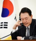 President Yoon Suk Yeol talks over the phone with Ukrainian President Volodymyr Zelenskyy at the presidential office in Seoul on Oct. 29, 2024, to discuss North Korea's troop deployment to Russia, in this photo provided by the office. (PHOTO NOT FOR SALE) (Yonhap)