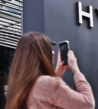 A fan takes a photo outside the headquarters of Hybe in Seoul in this Sept. 25, 2024, file photo. (Yonhap)