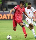 In this file photo from Oct. 10, 2024, Seol Young-woo of South Korea (L) battles Mohammad Abu Hashish of Jordan (C) for the ball during their Group B match in the third round of the Asian World Cup qualification at Amman International Stadium in Amman. (Yonhap)