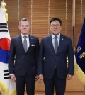 Financial Services Commission (FSC) chief Kim Byoung-hwan (R) poses for a photo with Jacek Jastrzebski, the head of Poland's financial watchdog, KNF, after signing a memorandum of understanding on financial cooperation in Seoul on Nov. 13, 2024, in this photo provided by the FSC. (NOT FOR SALE) (Yonhap)