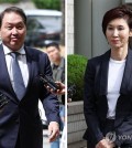 This composite photo shows SK Group Chairman Chey Tae-won (L) and his wife, Roh Soh-yeong, arriving at the Seoul High Court in the capital on April 16, 2024, to attend a hearing on their divorce proceedings. (Yonhap)