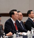 President Yoon Suk Yeol (2nd from L) speaks during a summit with Chinese President Xi Jinping held at a hotel in Lima, Peru on the sidelines of the Asia-Pacific Economic Cooperation summit. (Yonhap)