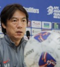 South Korea head coach Hong Myung-bo speaks at a press conference at Kempinski Hotel Amman in Amman on Nov. 18, 2024, the eve of a World Cup qualifying match against Palestine. (Yonhap)