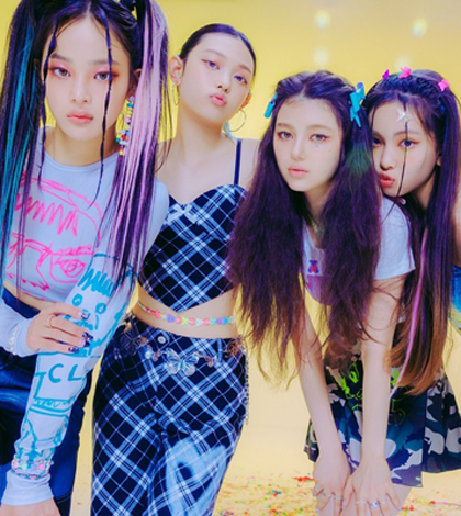 K-pop girl group NewJeans is seen in this photo provided by its management agency, ADOR. (PHOTO NOT FOR SALE) (Yonhap)