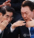 This file photo, taken Oct. 1, 2024, shows former Defense Minister Kim Yong-hyun (L) and President Yoon Suk Yeol. (Yonhap)